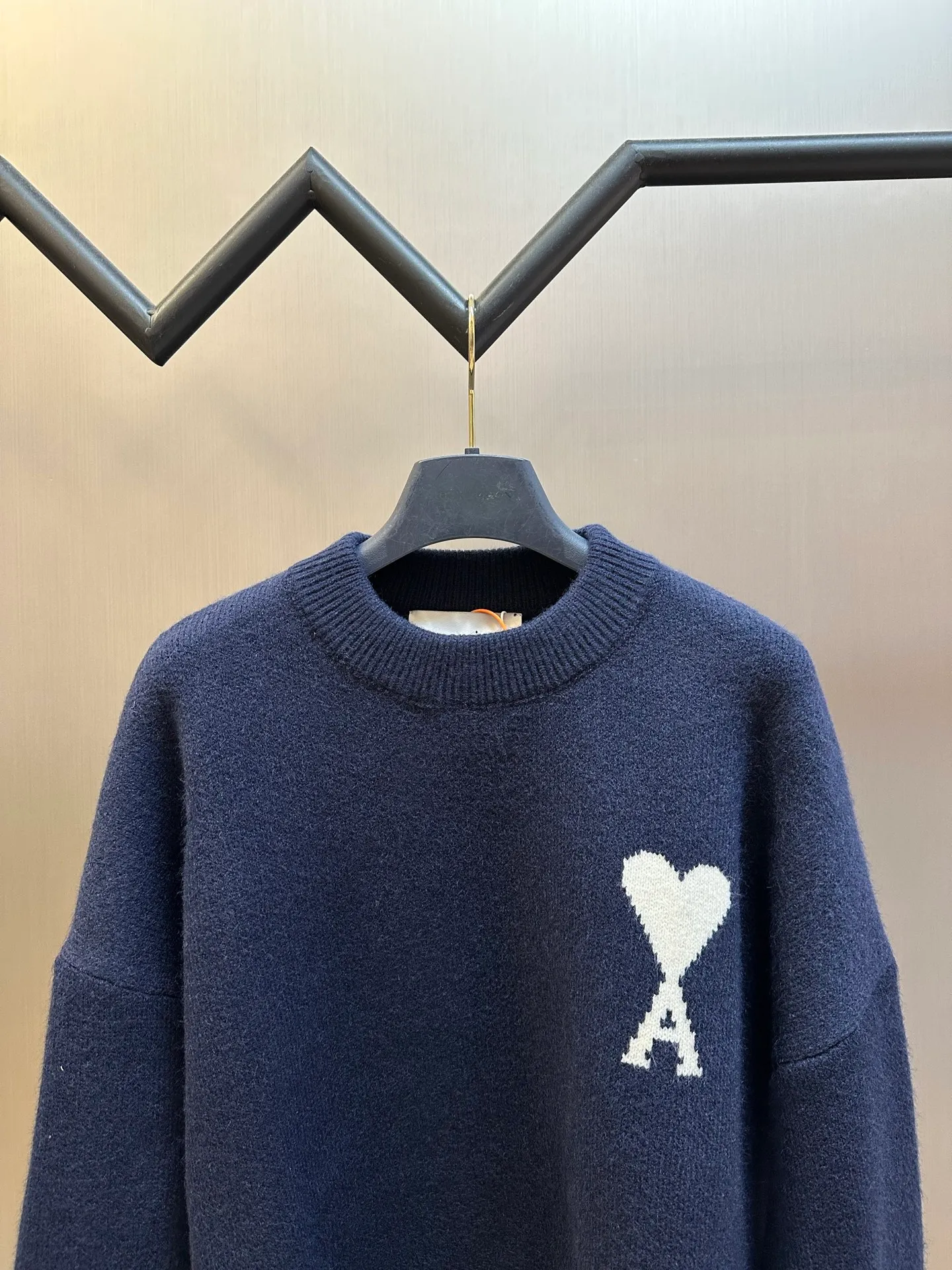 Ami Paris love jacquard crew neck sweater is made of custom-woven and dyed luxurious merino wool. A contrasting love heart appears on the chest, making it highly recognizable. The elegance and spontaneity of French fashion are the ultimate simplification of color. It is made of jacquard tissue imported from Germany, and the arrangement and interweaving of yarns are precisely controlled. The Ami love jacquard artistic pattern is carefully interwoven on the loom, making the fabric more vivid and three-dimensional. The garment washing water is softened and deodorized using professional washing equipment and specific detergents to deeply clean and deodorize the clothes, improving the feel and appearance of the clothes size: s m l xl